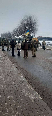 жителей твери испугала военная техника с украинскими флагами, пригнанная на съемки (видео)